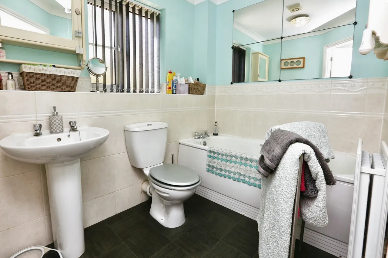 Laura Close, Compton, SO21, photo 16