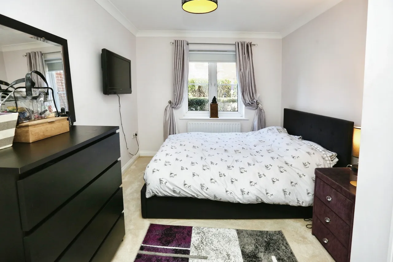 Laura Close, Compton, SO21, photo 3