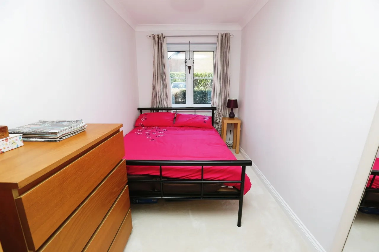 Laura Close, Compton, SO21, photo 5