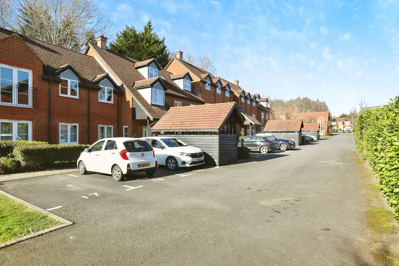 Laura Close, Compton, SO21, photo 14