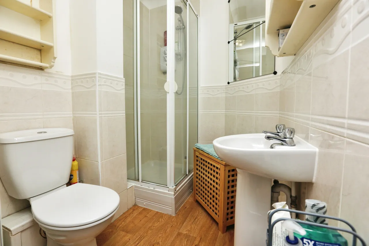 Laura Close, Compton, SO21, photo 15