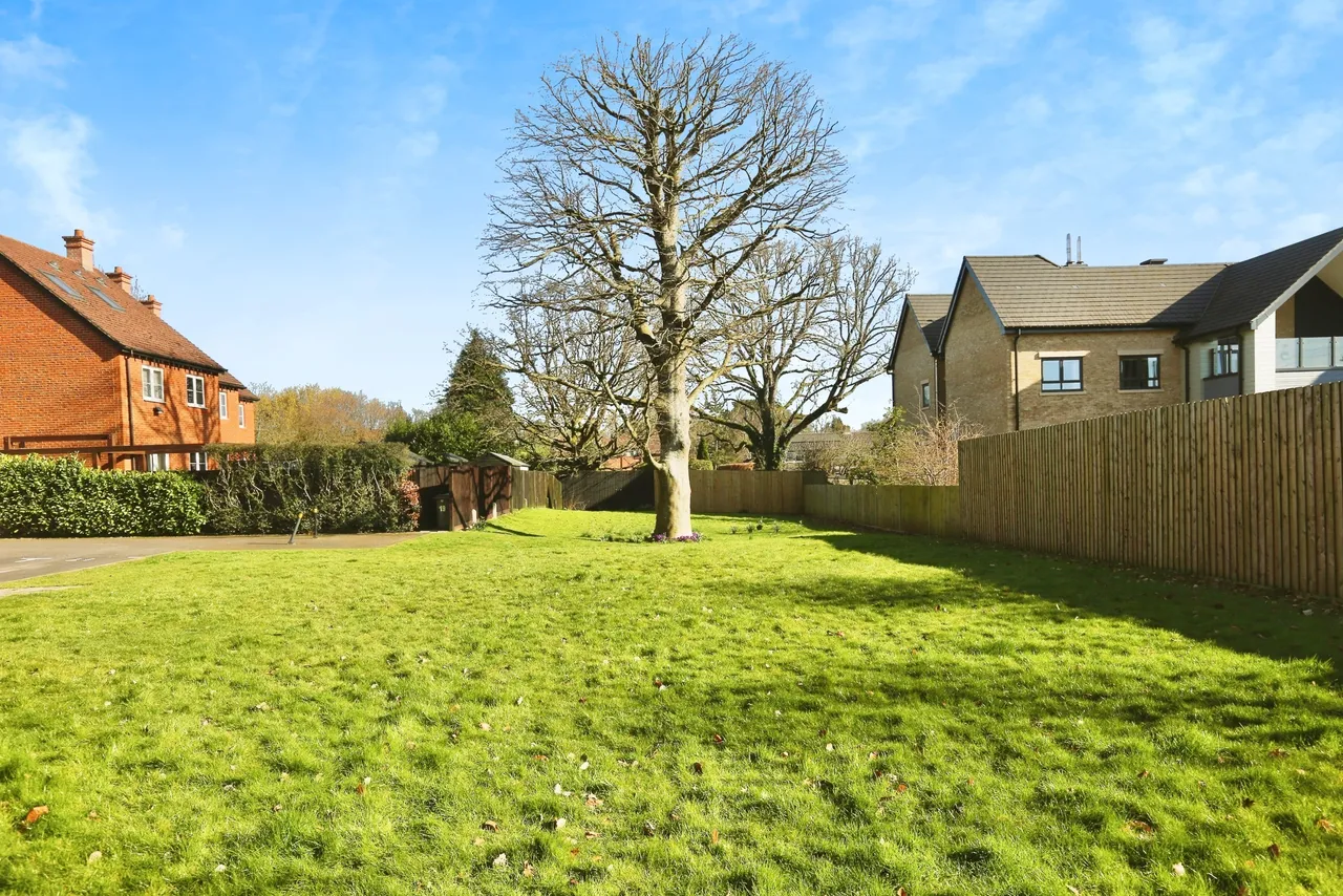 Laura Close, Compton, SO21, photo 4
