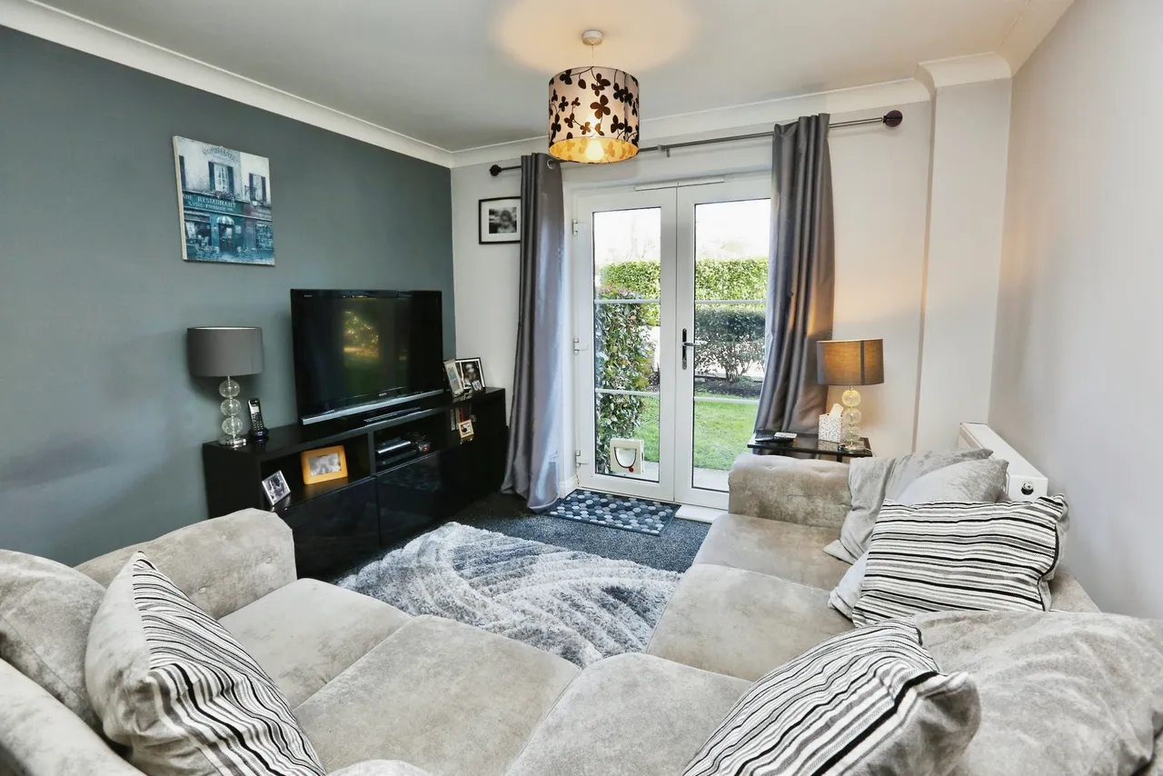 Laura Close, Compton, SO21, photo 10