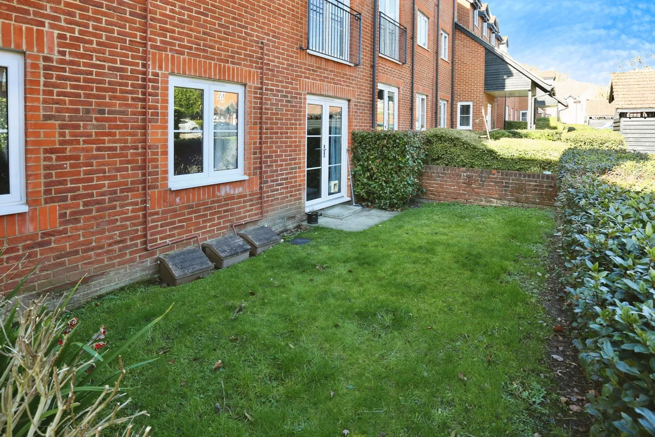 Laura Close, Compton, SO21, photo 13