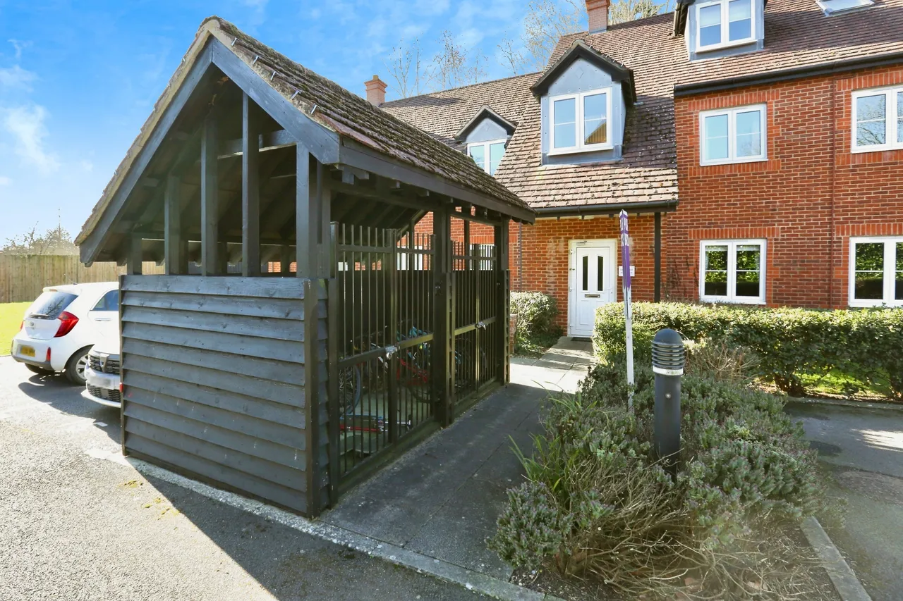 Laura Close, Compton, SO21, photo 9
