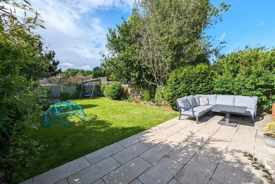 Hollies Avenue, West Byfleet, KT14, photo 9