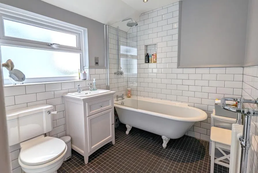 Hollies Avenue, West Byfleet, KT14, photo 12