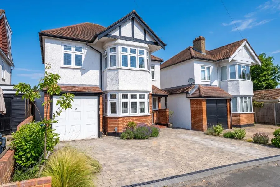 4 bed house to rent, Hollies Avenue, West Byfleet, KT14