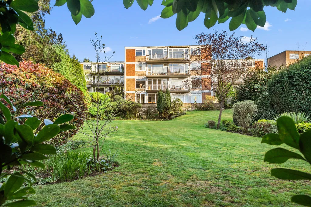 3 bed flat for sale — Oatlands Drive, Weybridge KT13 9JH