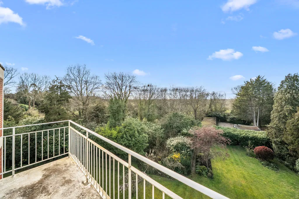 Oatlands Drive, Weybridge KT13 9JH, photo 2