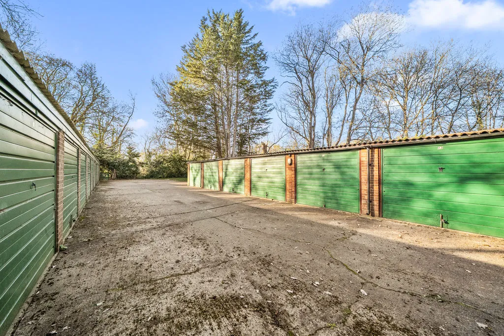 Oatlands Drive, Weybridge KT13 9JH, photo 16