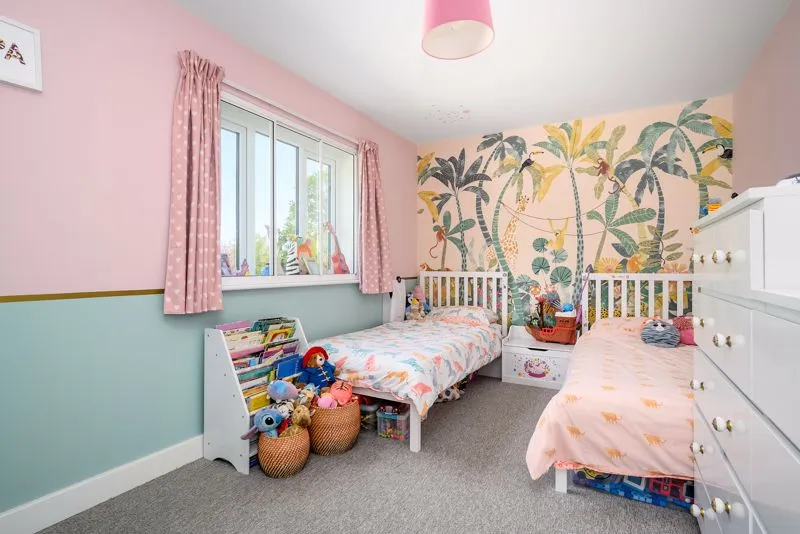 Alderson Grove Hersham, Walton-On-Thames KT12 5EG, photo 7