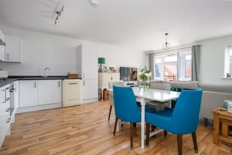 Alderson Grove Hersham, Walton-On-Thames KT12 5EG, photo 6