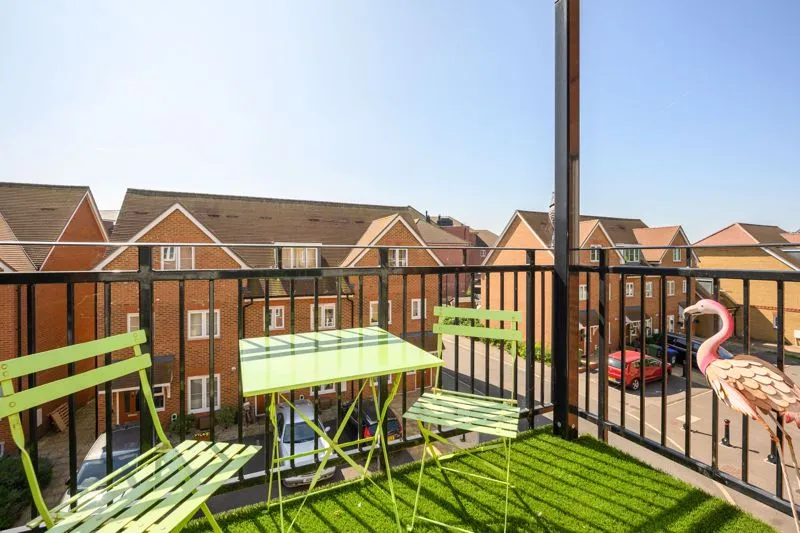 Alderson Grove Hersham, Walton-On-Thames KT12 5EG, photo 2