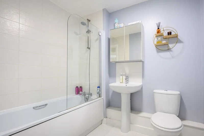 Alderson Grove Hersham, Walton-On-Thames KT12 5EG, photo 9