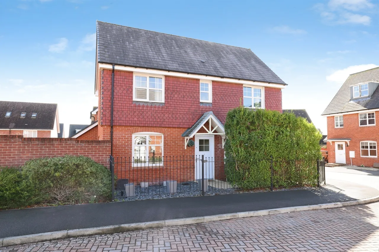 3 bed house for sale — Lee Valley Close, ANDOVER