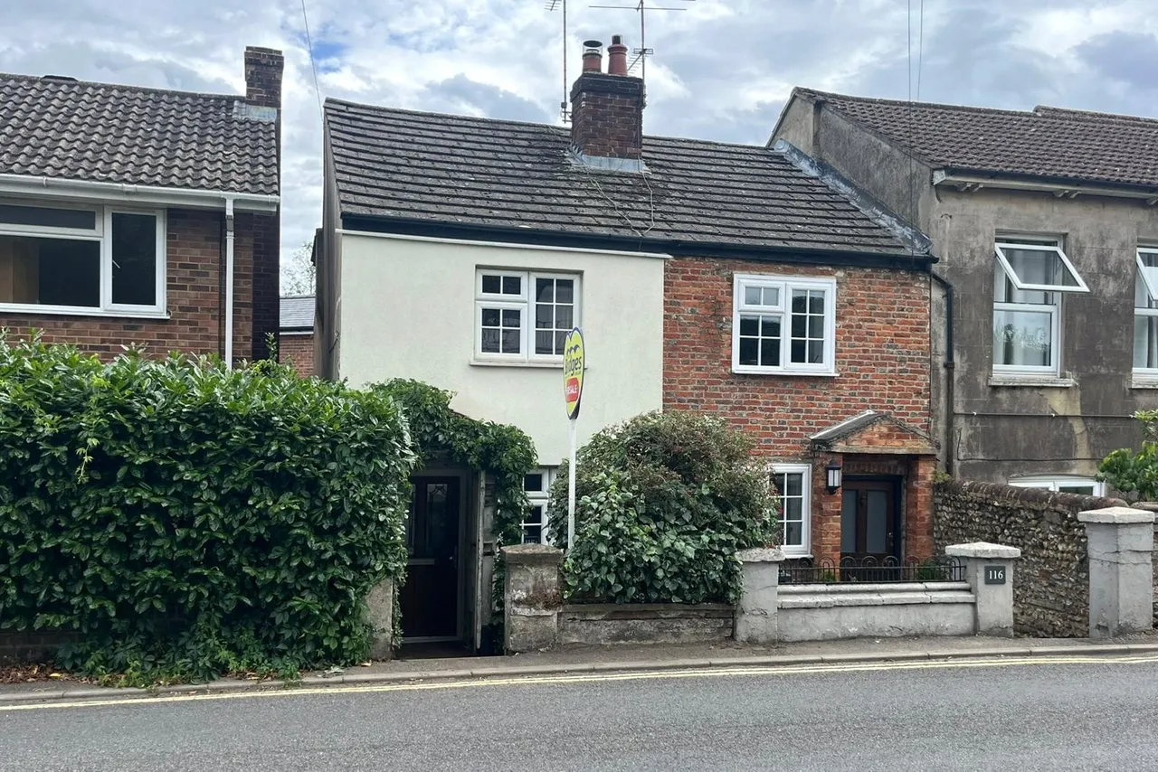 2 bed house for sale — Farnborough Road, Farnham, Surrey, GU9 9BD
