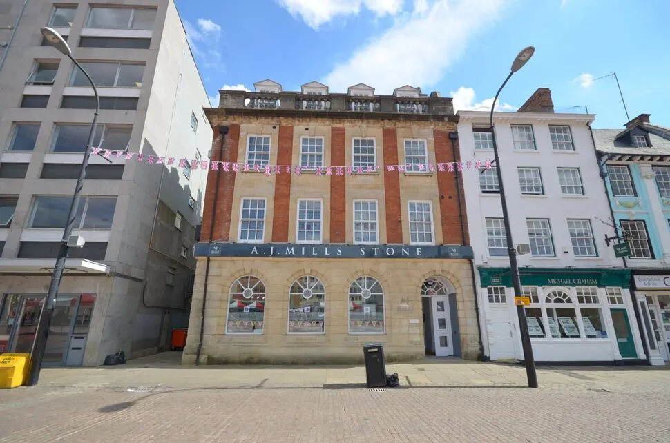 2 bed flat to rent — Market Square, Northampton, NN1