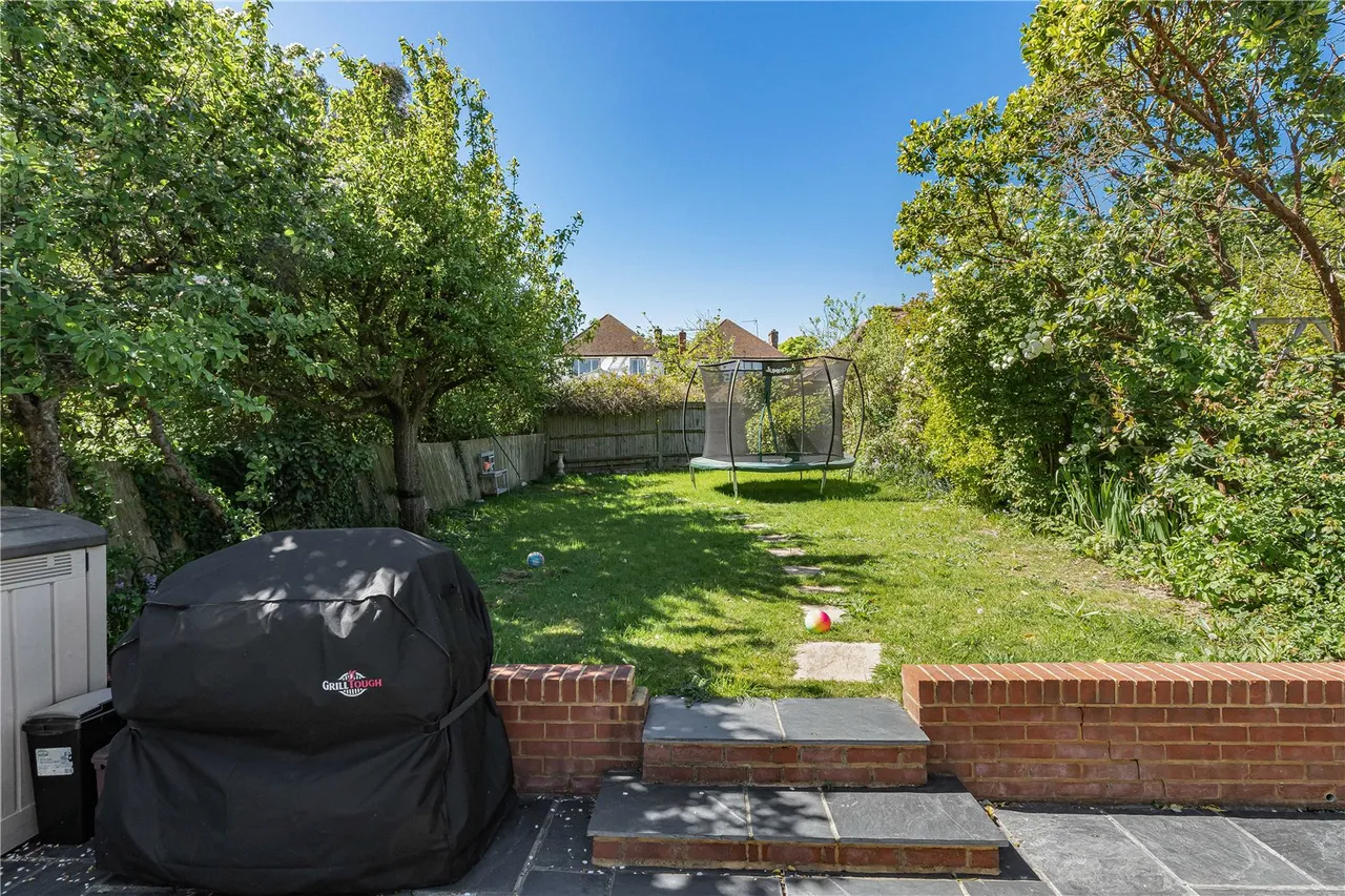 Gresham Avenue, London, N20, photo 17