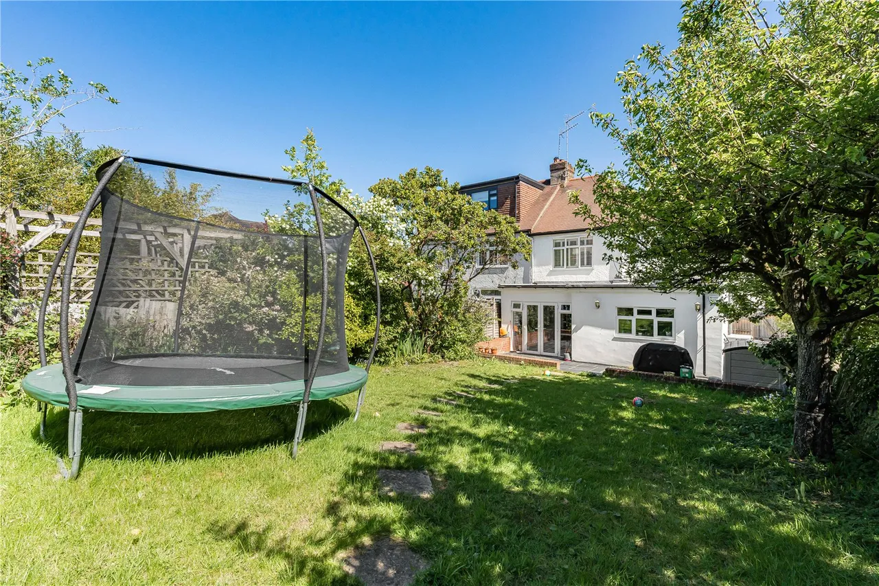 Gresham Avenue, London, N20, photo 18