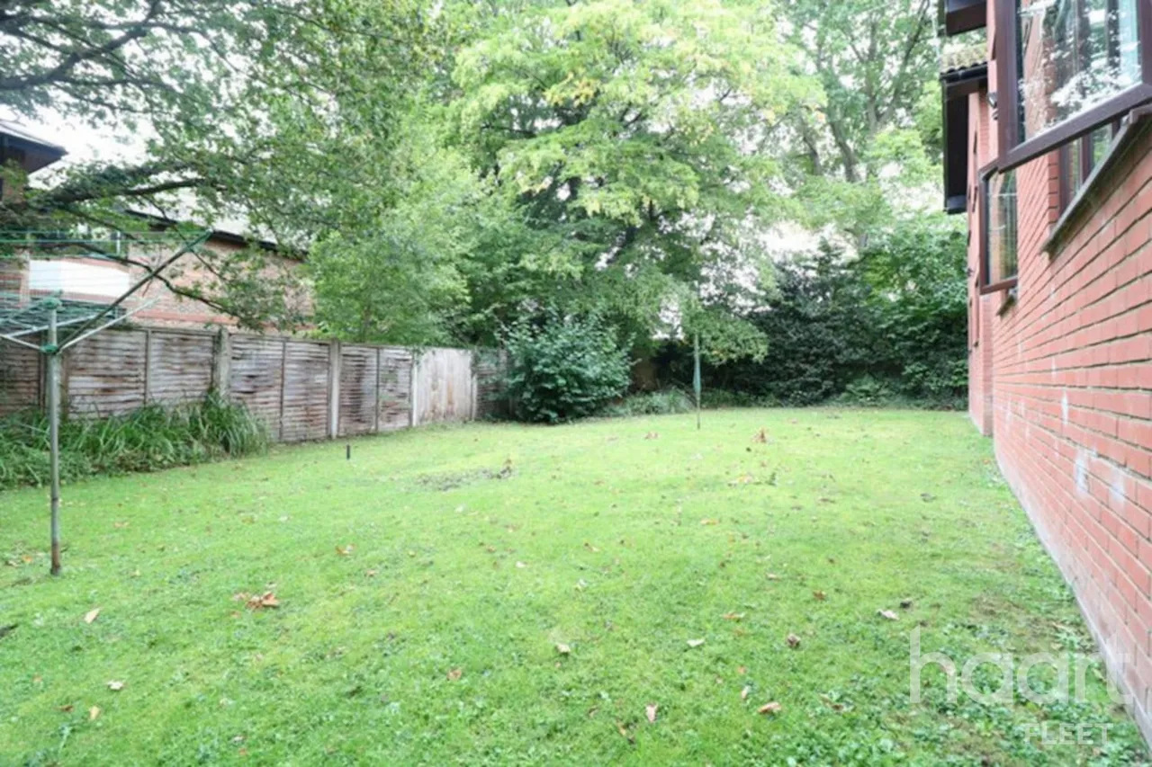 Minley Grove, GU51, photo 6