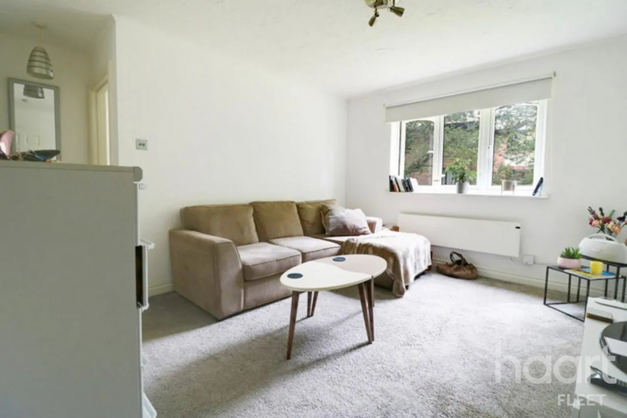 Minley Grove, GU51, photo 3