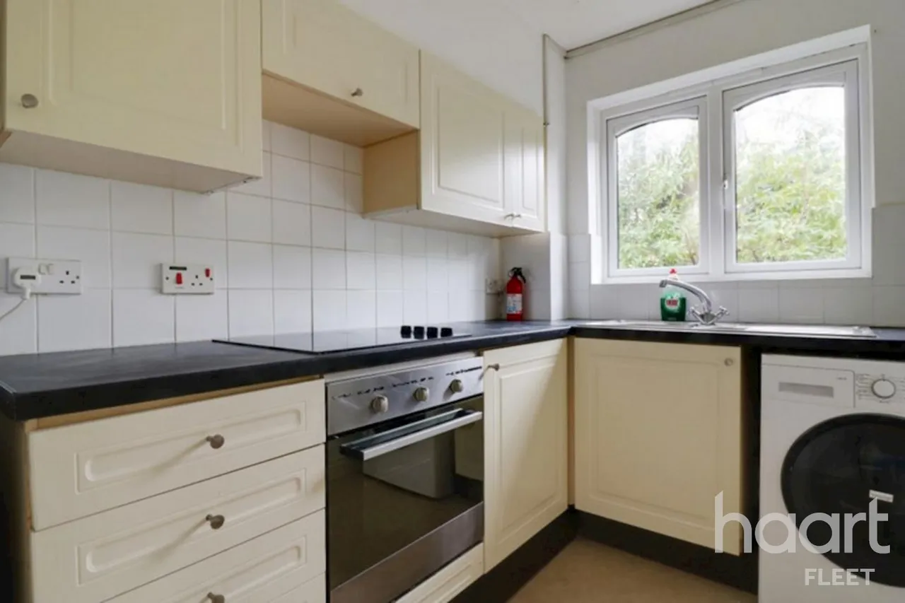 1 bed flat to rent, Minley Grove, GU51