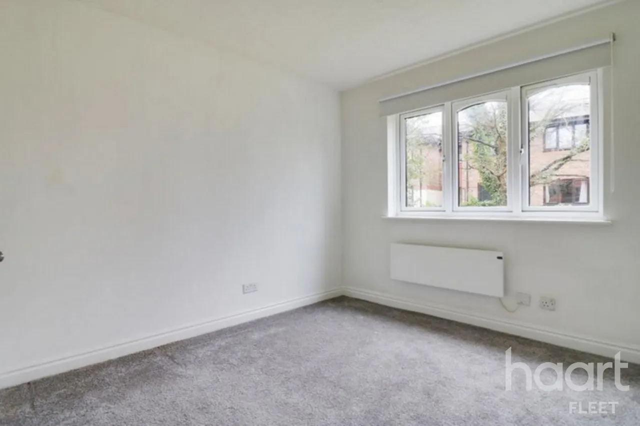 Minley Grove, GU51, photo 5