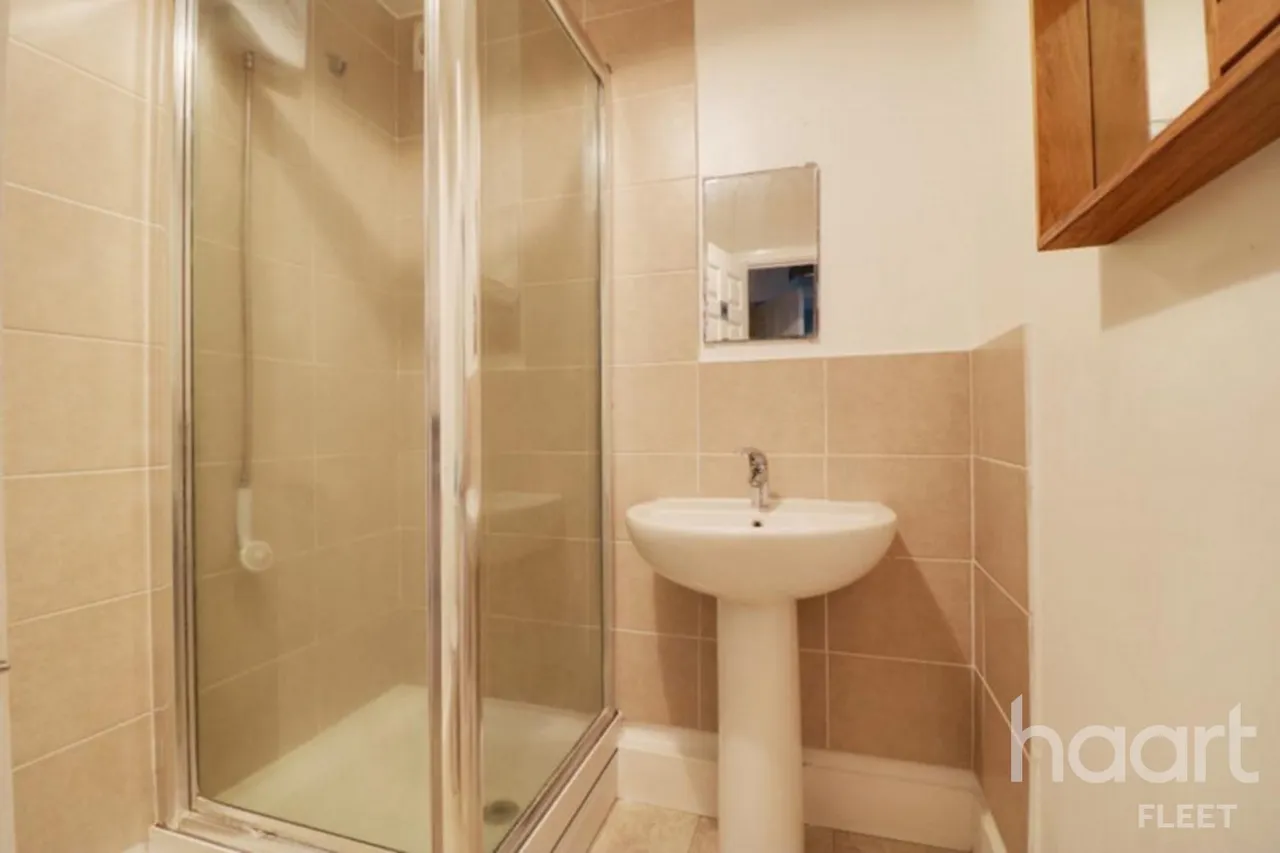 Minley Grove, GU51, photo 4
