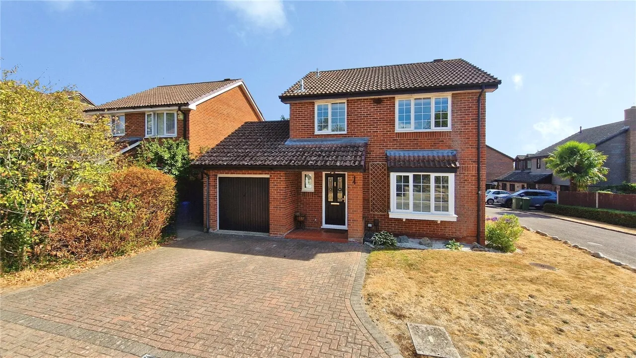 3 bed house for sale — Wiggett Grove, Binfield, Bracknell, Berkshire, RG42 4DY