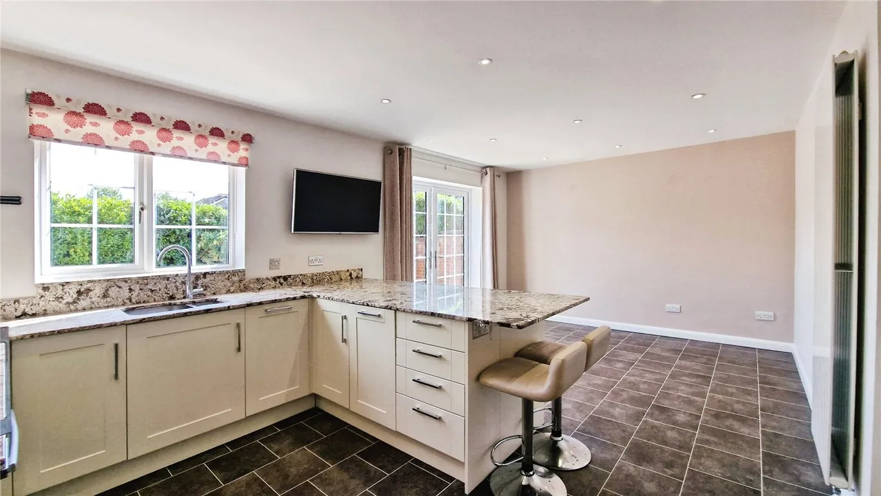 Wiggett Grove, Binfield, Bracknell, Berkshire, RG42 4DY, photo 8