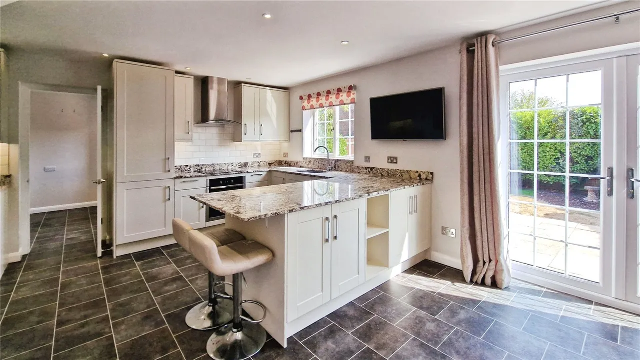 Wiggett Grove, Binfield, Bracknell, Berkshire, RG42 4DY, photo 4