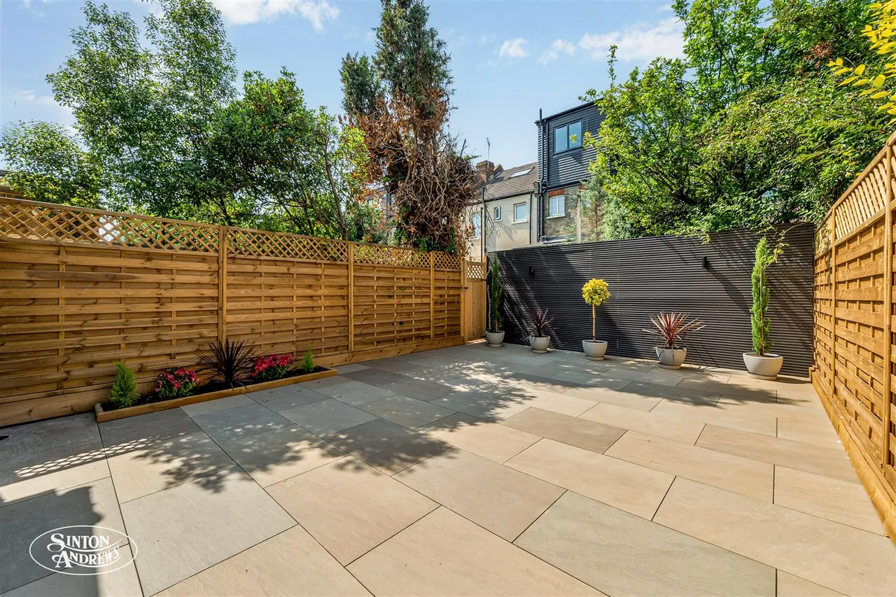 Claygate Road, Northfields, photo 17