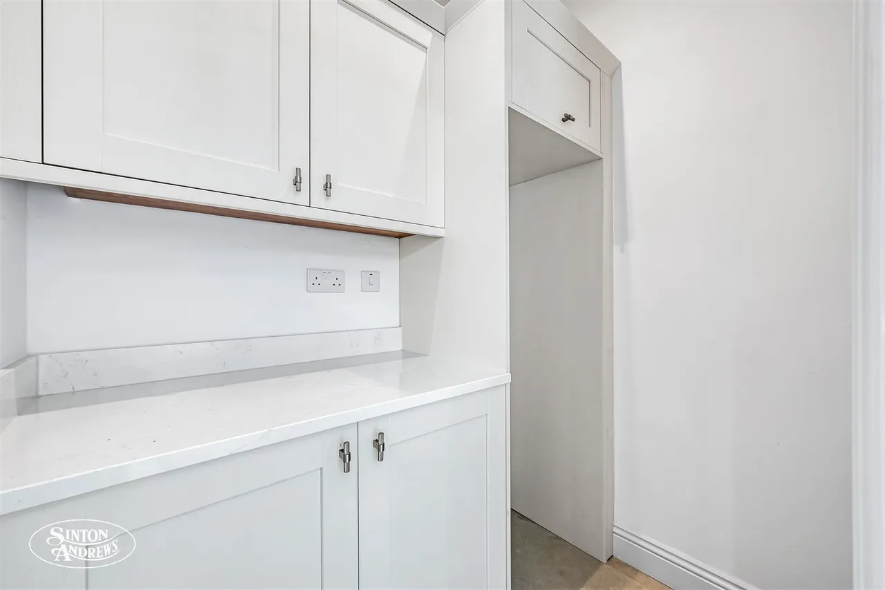 Claygate Road, Northfields, photo 9