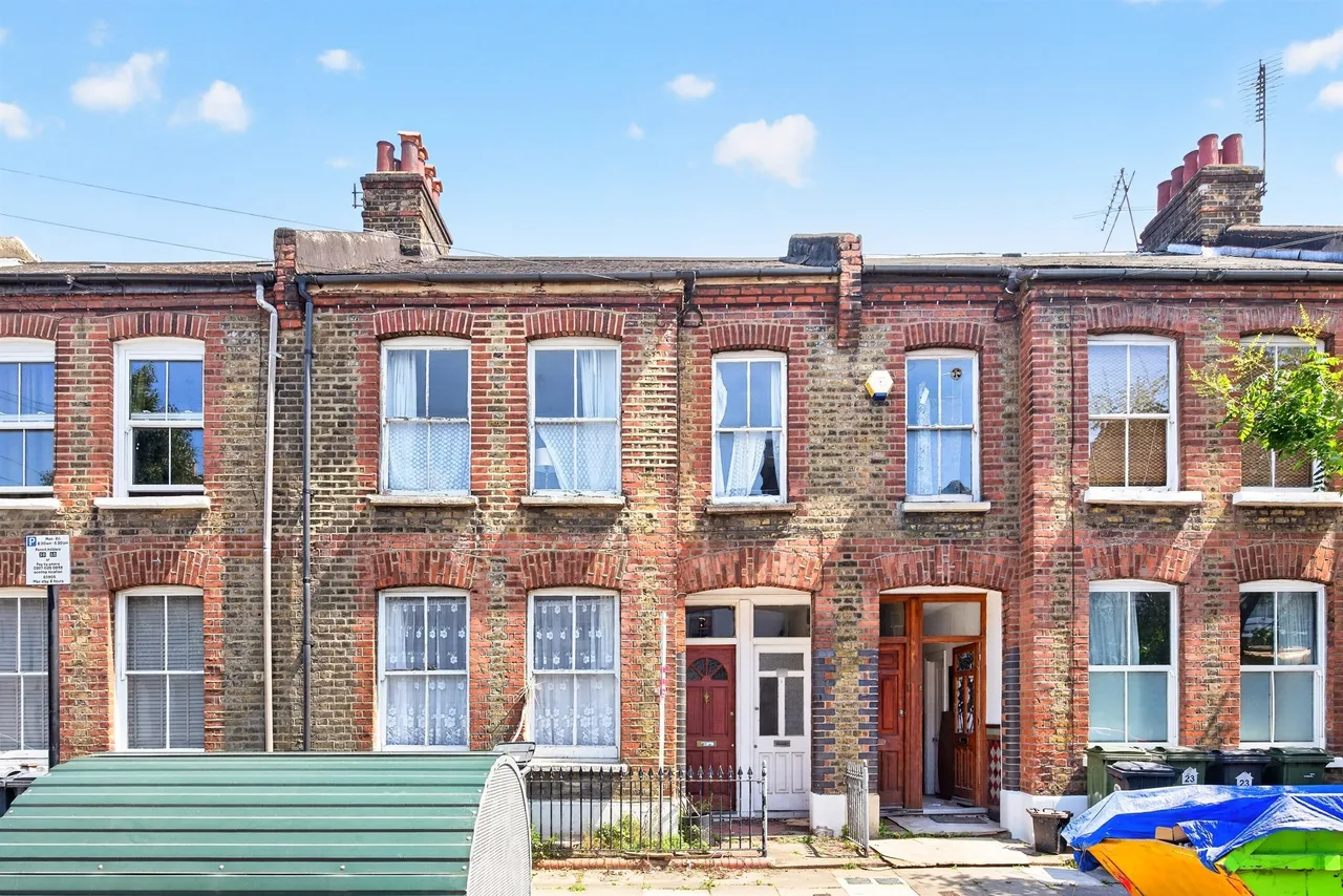3 bed flat for sale — Goldsboro Road, London