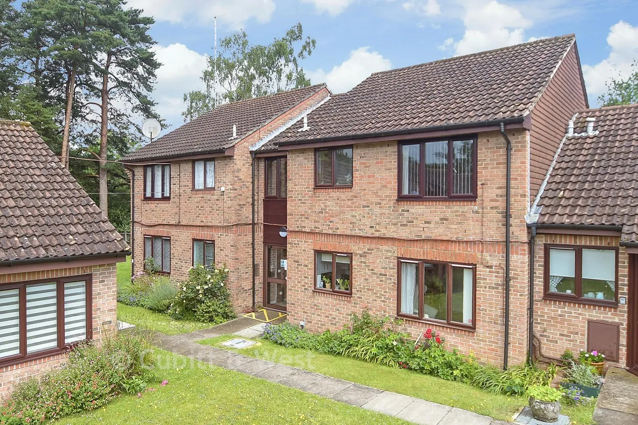 1 bed flat for sale, Windmill Platt, Handcross, RH17