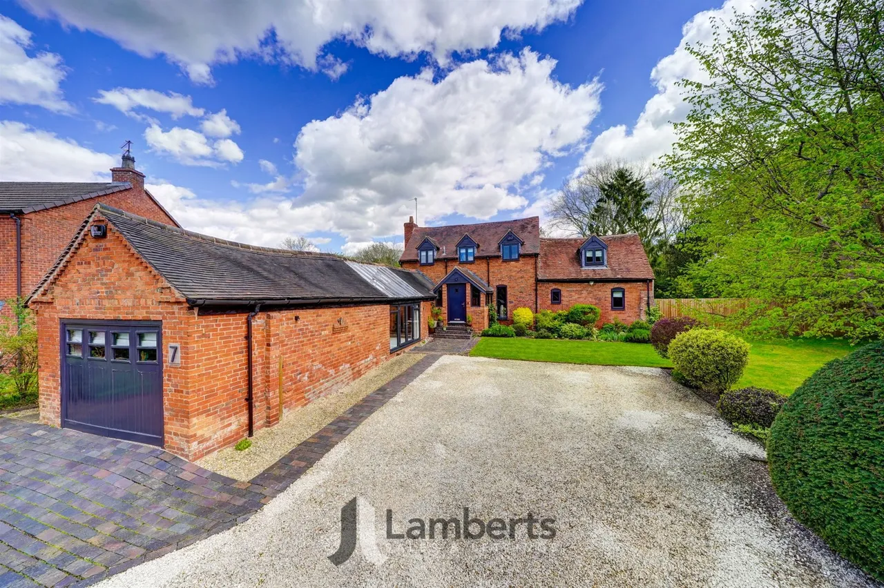 5 bed house for sale — 7 Lower House Stables Longhope Close, Redditch
