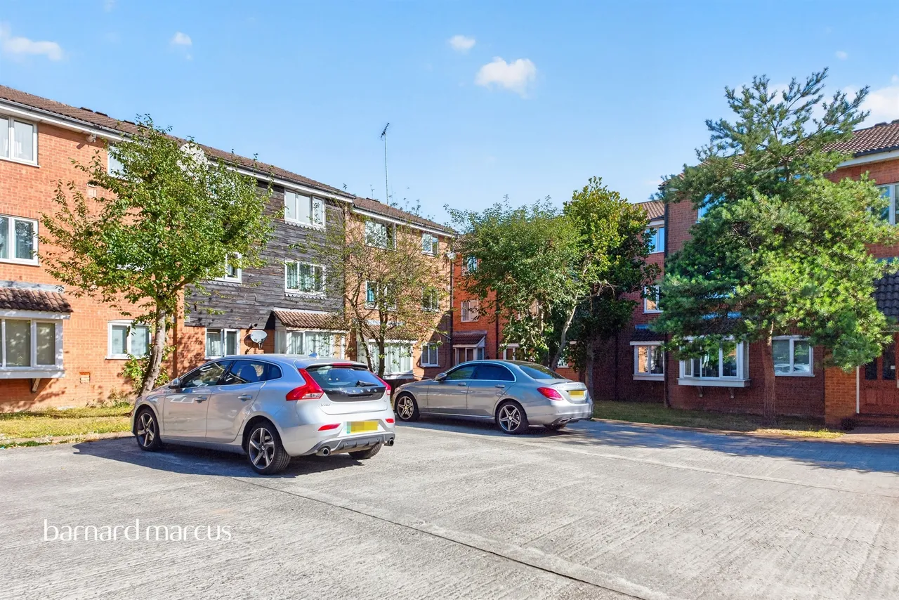 1 bed flat for sale — Silver Birch Close, London
