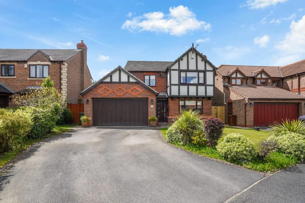 4 bed house for sale — Wike Ridge Avenue, Leeds