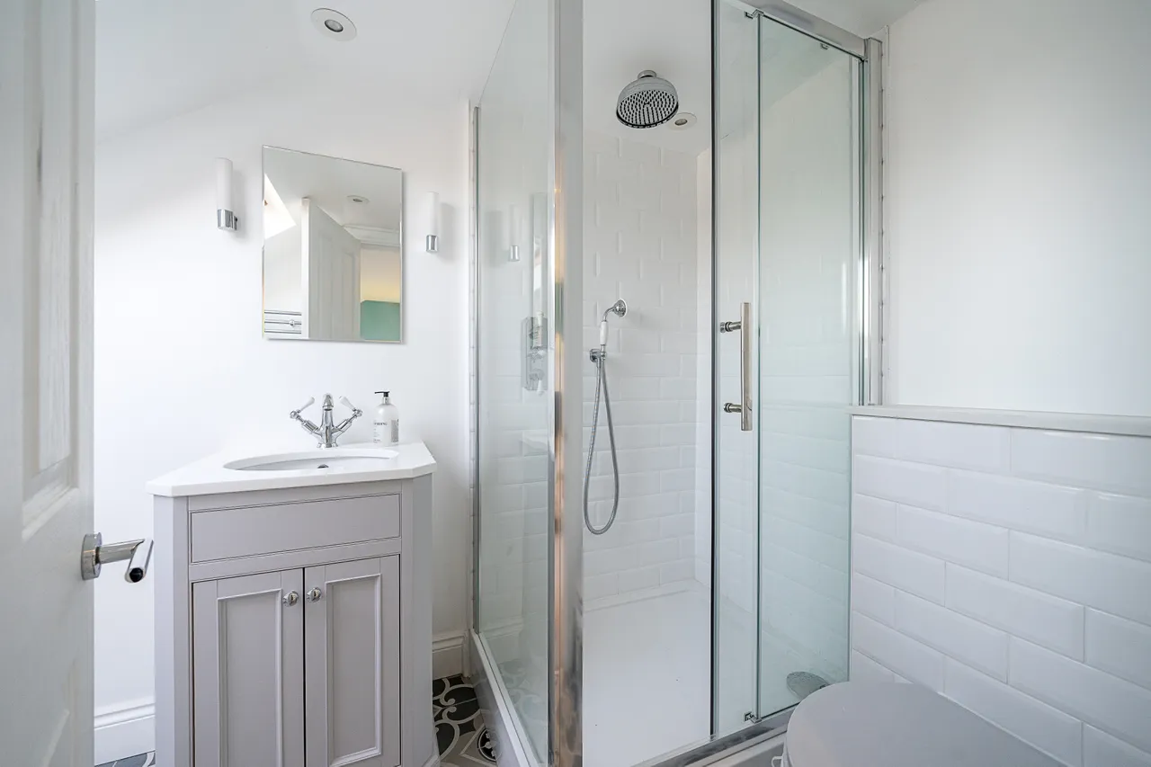 York Road, Brentford, TW8, photo 18