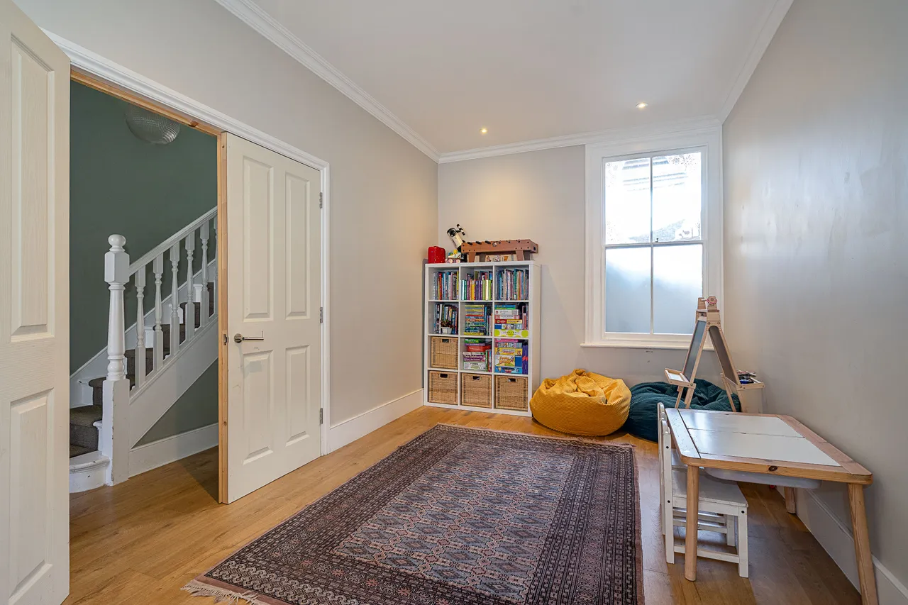 York Road, Brentford, TW8, photo 8
