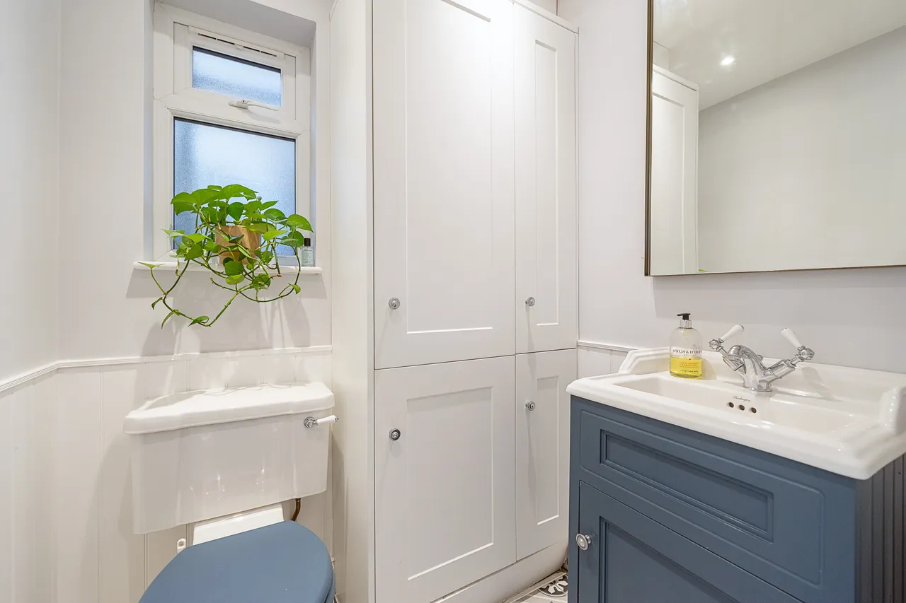 York Road, Brentford, TW8, photo 9