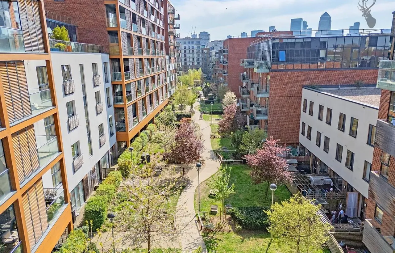 2 bed flat for sale, Barry Blandford Way, London, E3