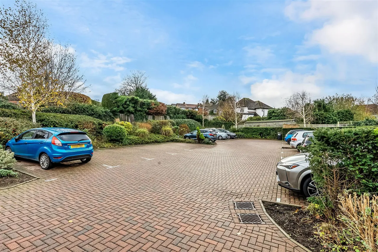 Kingston Avenue, Leatherhead, KT22, photo 11