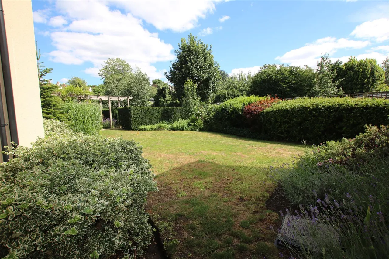 Kingston Avenue, Leatherhead, KT22, photo 5
