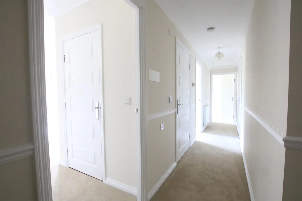 Kingston Avenue, Leatherhead, KT22, photo 9