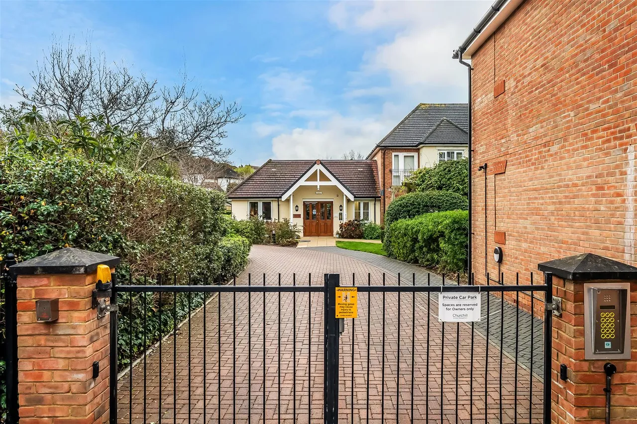 Kingston Avenue, Leatherhead, KT22, photo 12