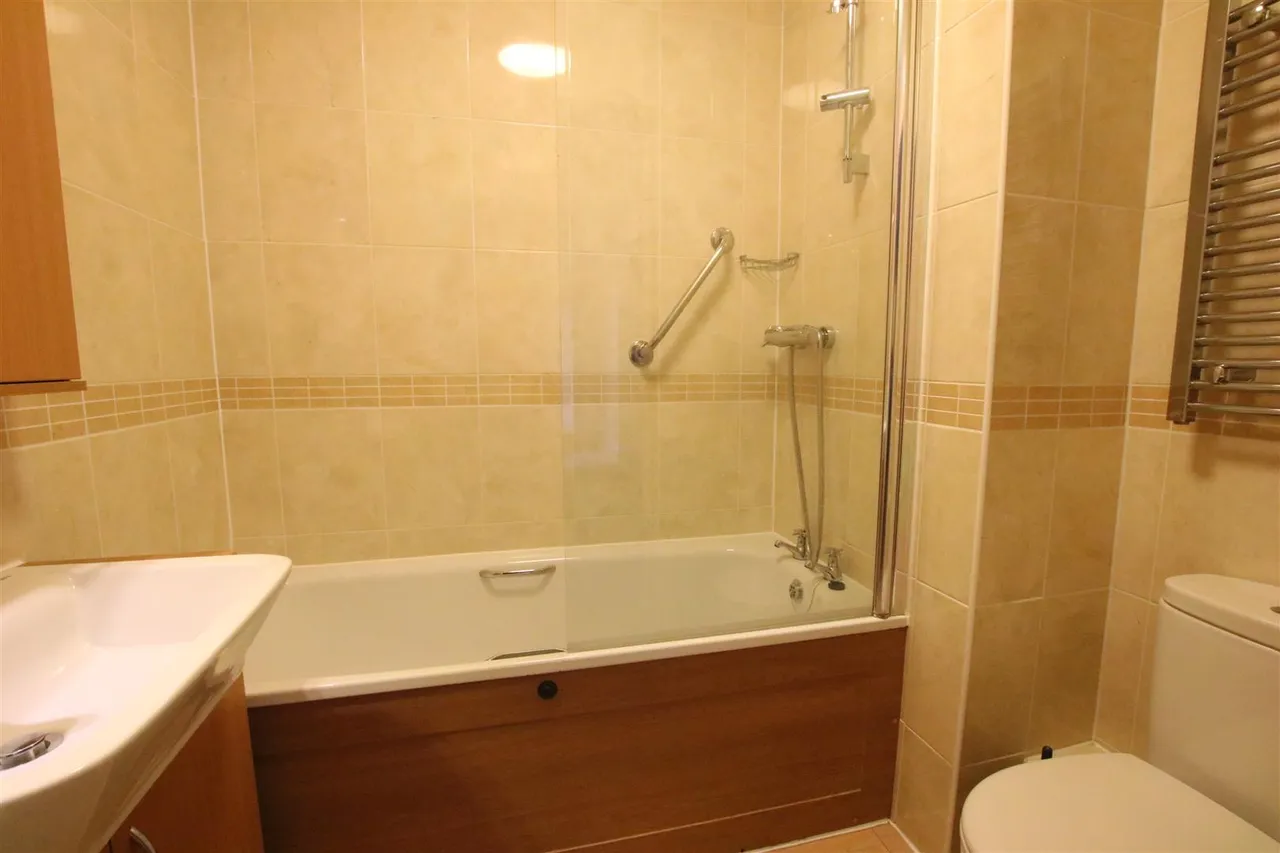 Kingston Avenue, Leatherhead, KT22, photo 7