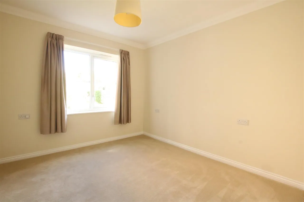 Kingston Avenue, Leatherhead, KT22, photo 8