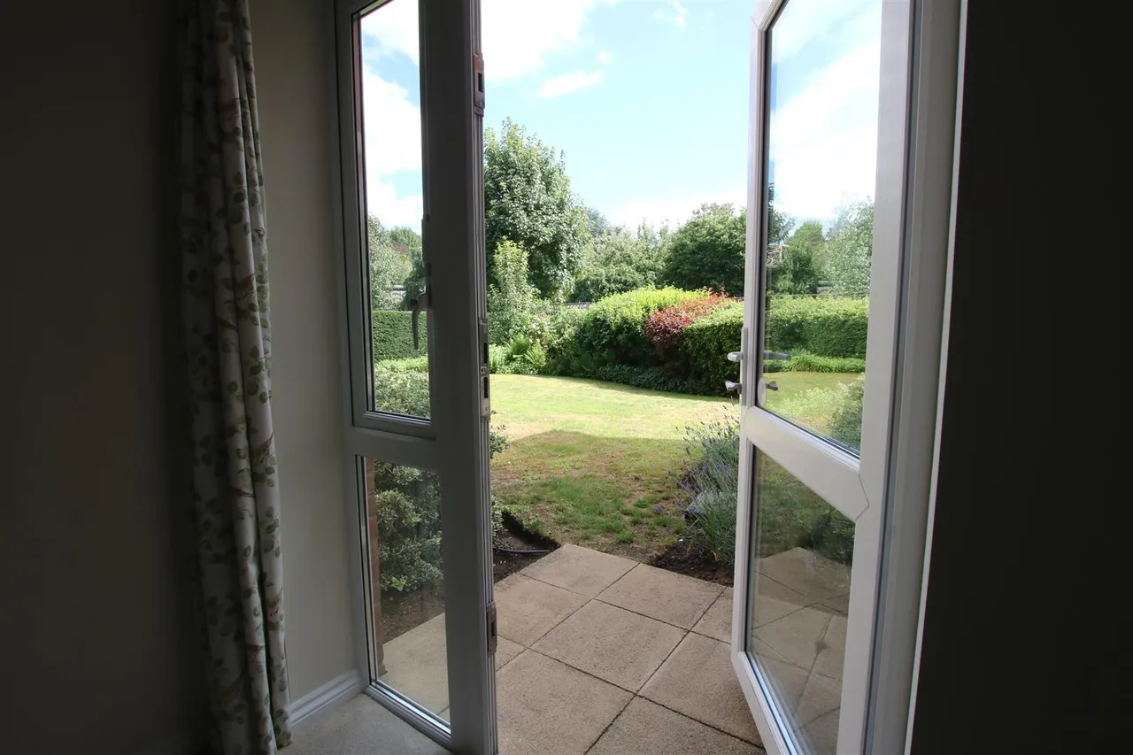 Kingston Avenue, Leatherhead, KT22, photo 3